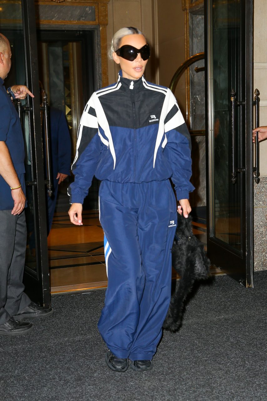 Kim Kardashian diện tracksuits lấy cảm hứng trường học