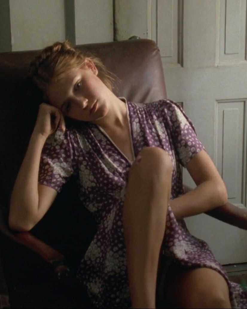 dominique swain 1997 5 - Thời trang phim Lolita (1997): Váy hoa liệu có tội lỗi?