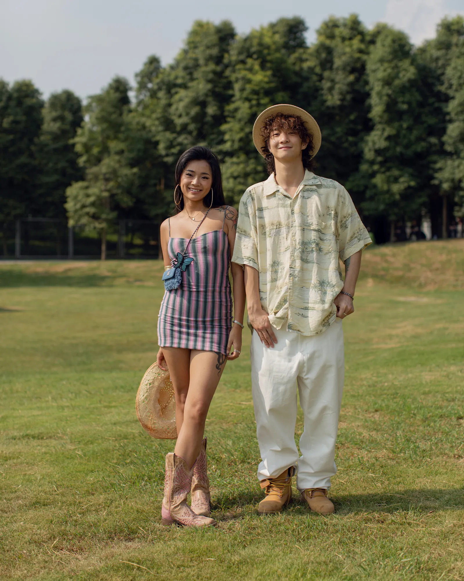 Cao bồi Y2K – Màn kết hợp táo bạo khuynh đảo Instagram boots cao boi mau hong va vay ngan mau hong - Cao bồi Y2K – Màn kết hợp táo bạo khuynh đảo Instagram