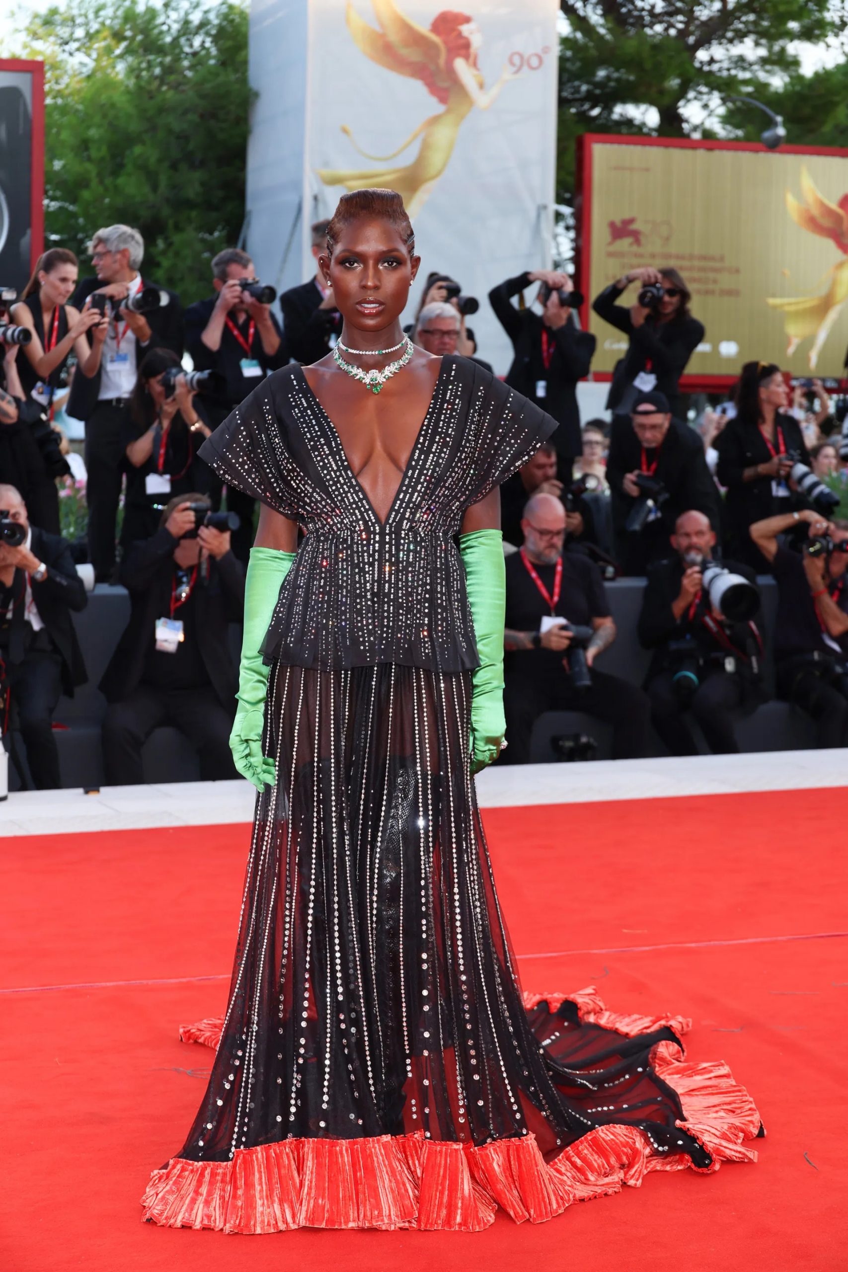 #Updating: Thảm đỏ LHP Venice 2022 chiêu đãi giới mộ điệu với những bộ cánh đắt giá jodie turner smith dien do gucci tai lhp venice 2022 scaled - #Updating: Thảm đỏ LHP Venice 2022 chiêu đãi giới mộ điệu với những bộ cánh đắt giá