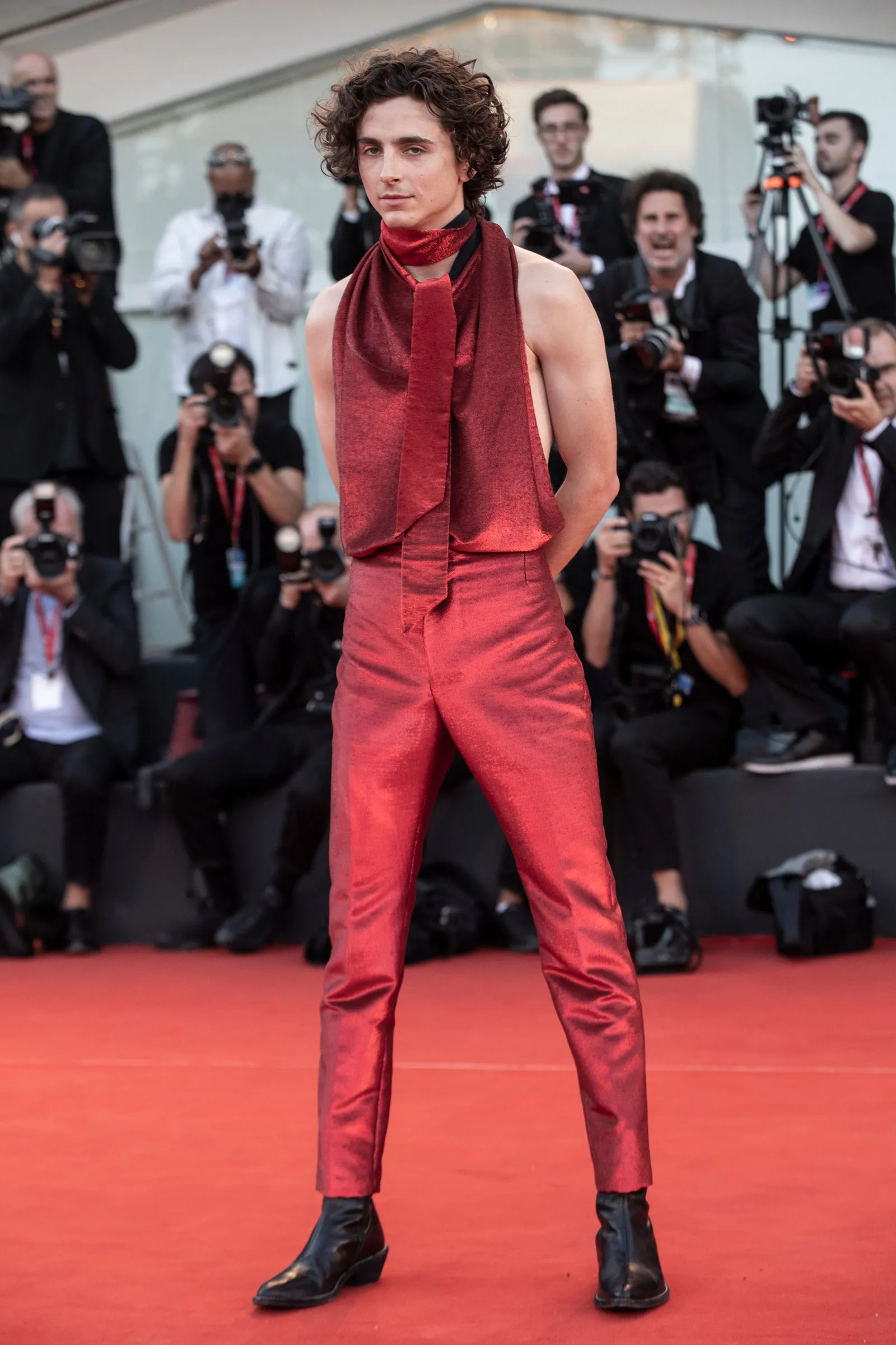 Timothee Chalamet mặc trang phục hở lưng tại Venice 2022