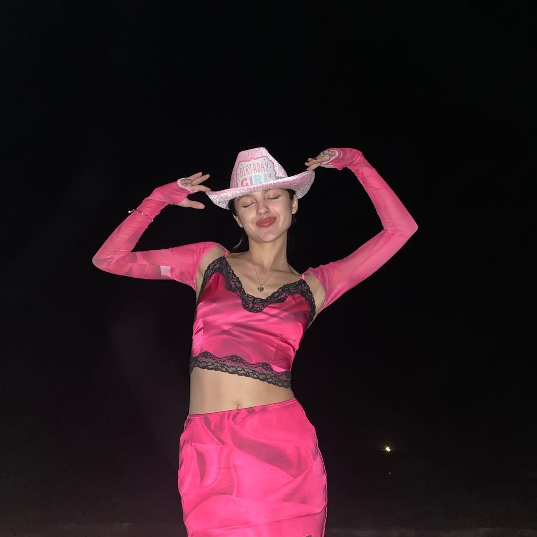 Olivia Rodrigo mặc Y2K Western