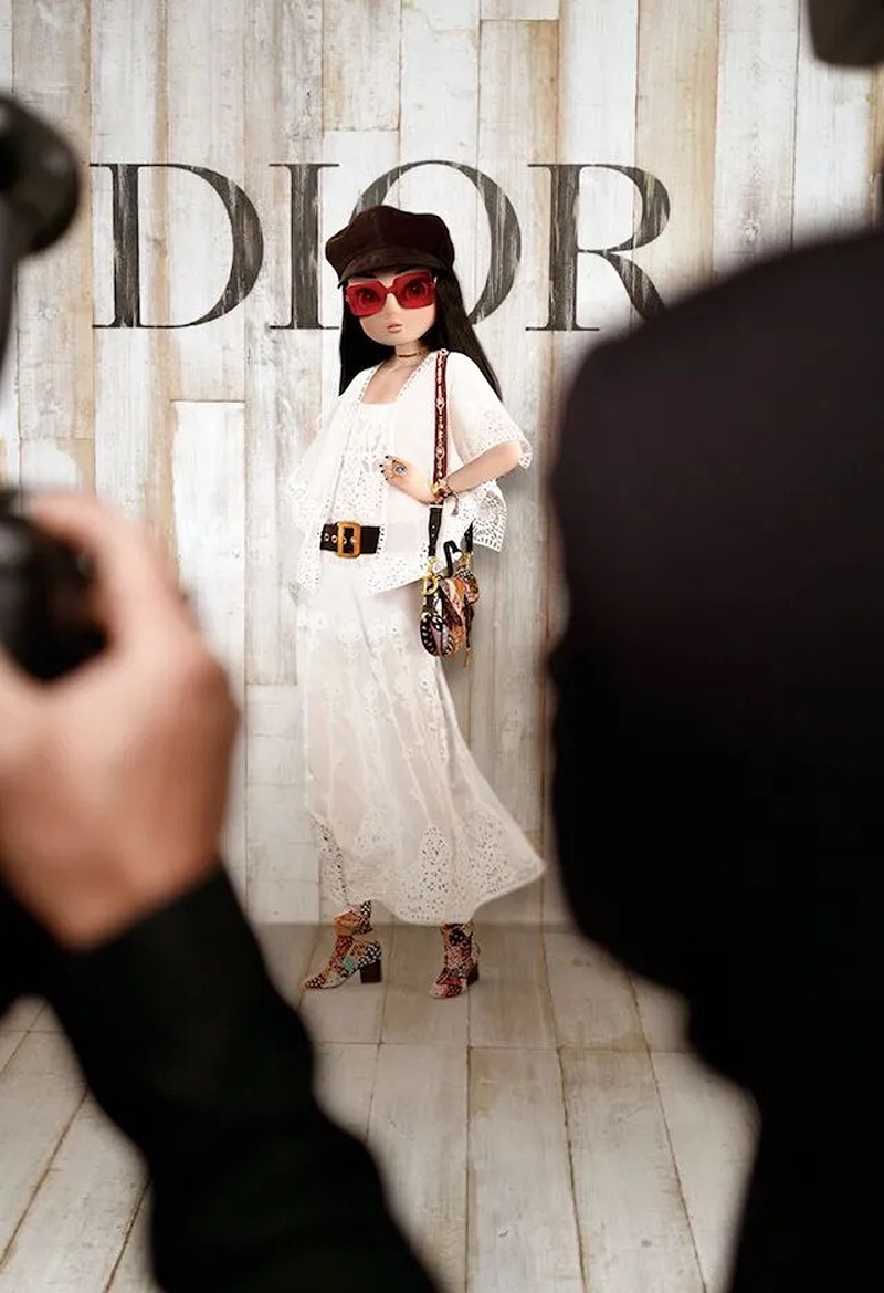 Noonoouri mặc đầm trắng tham dự Dior Cruise