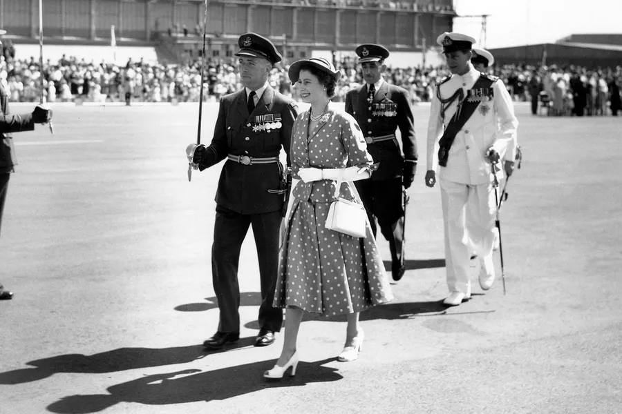nu hoang anh elizabeth kenya - The Crown – Phiên bản tả thực về thời trang đẳng cấp của nữ hoàng Anh Elizabeth II