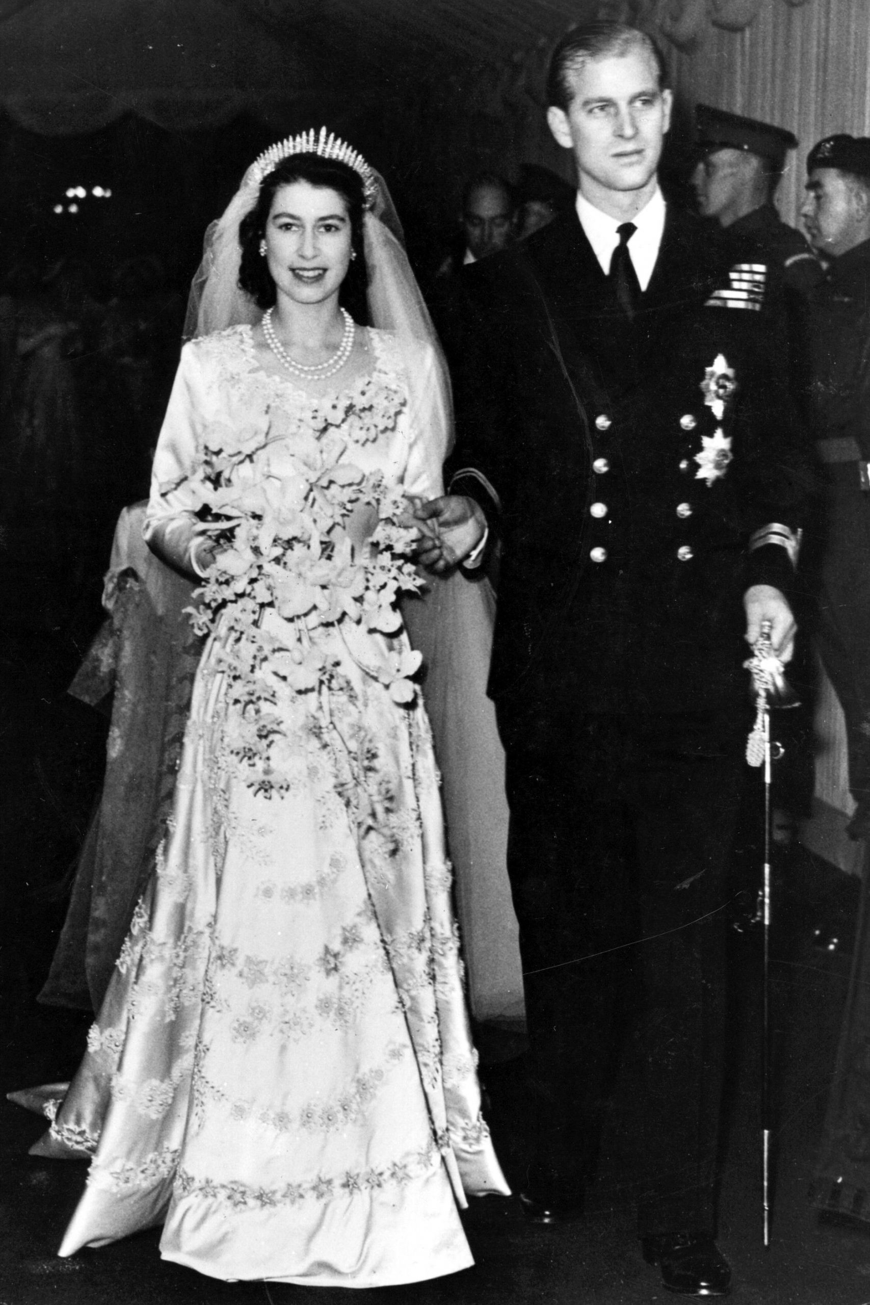 nu hoang anh elizabeth vay cuoi scaled - The Crown – Phiên bản tả thực về thời trang đẳng cấp của nữ hoàng Anh Elizabeth II