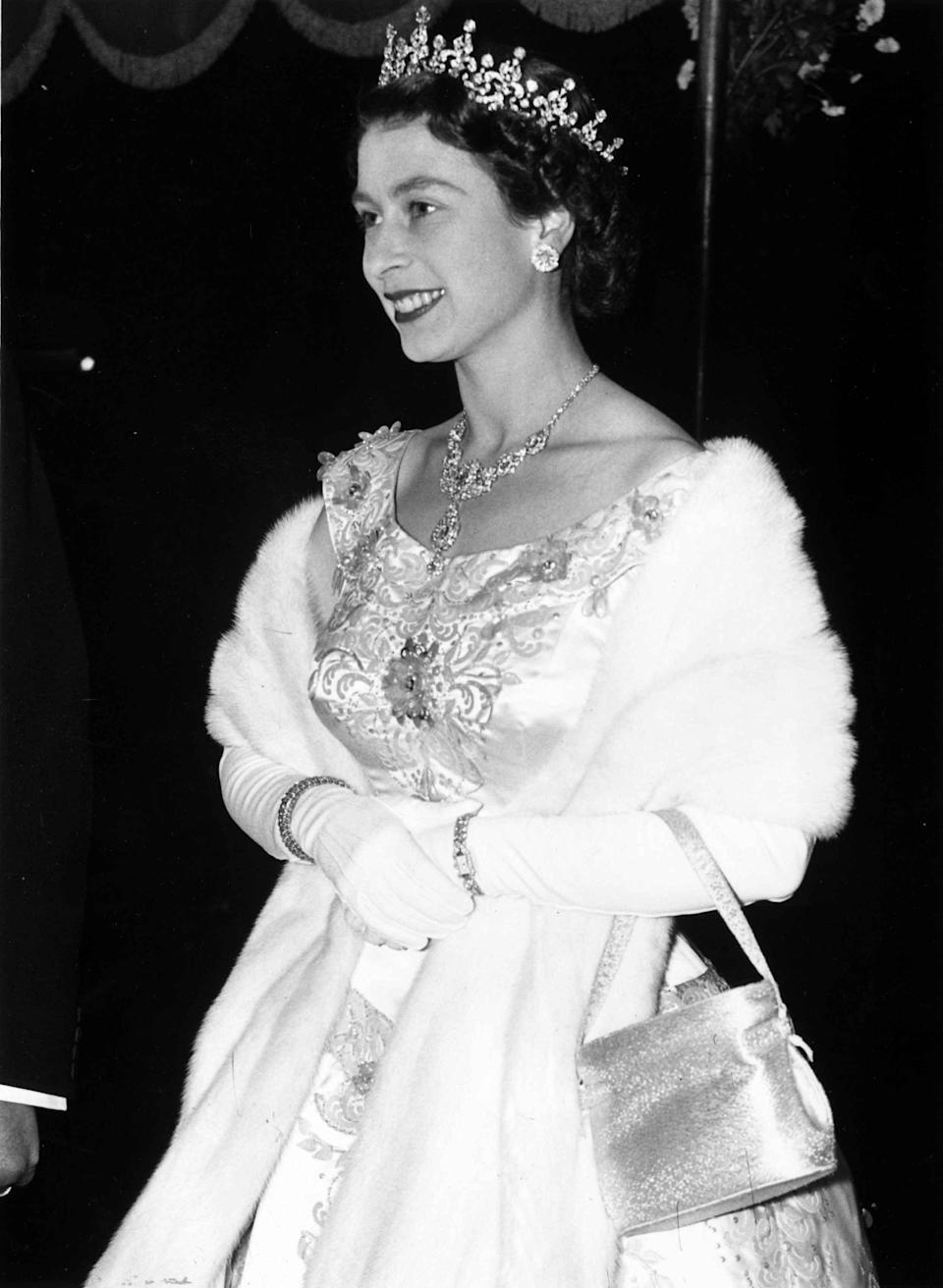 nu hoang anh - The Crown – Phiên bản tả thực về thời trang đẳng cấp của nữ hoàng Anh Elizabeth II