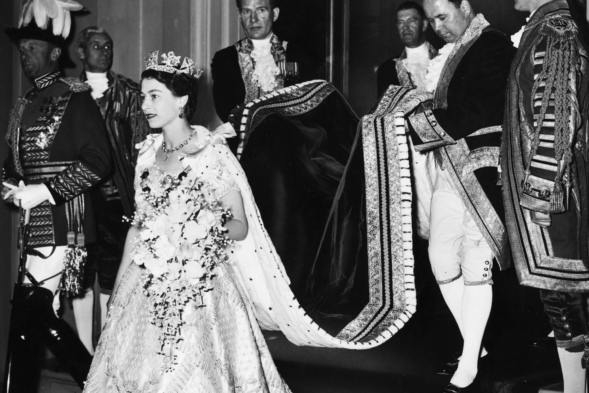 queen elizabeth coronation - The Crown – Phiên bản tả thực về thời trang đẳng cấp của nữ hoàng Anh Elizabeth II