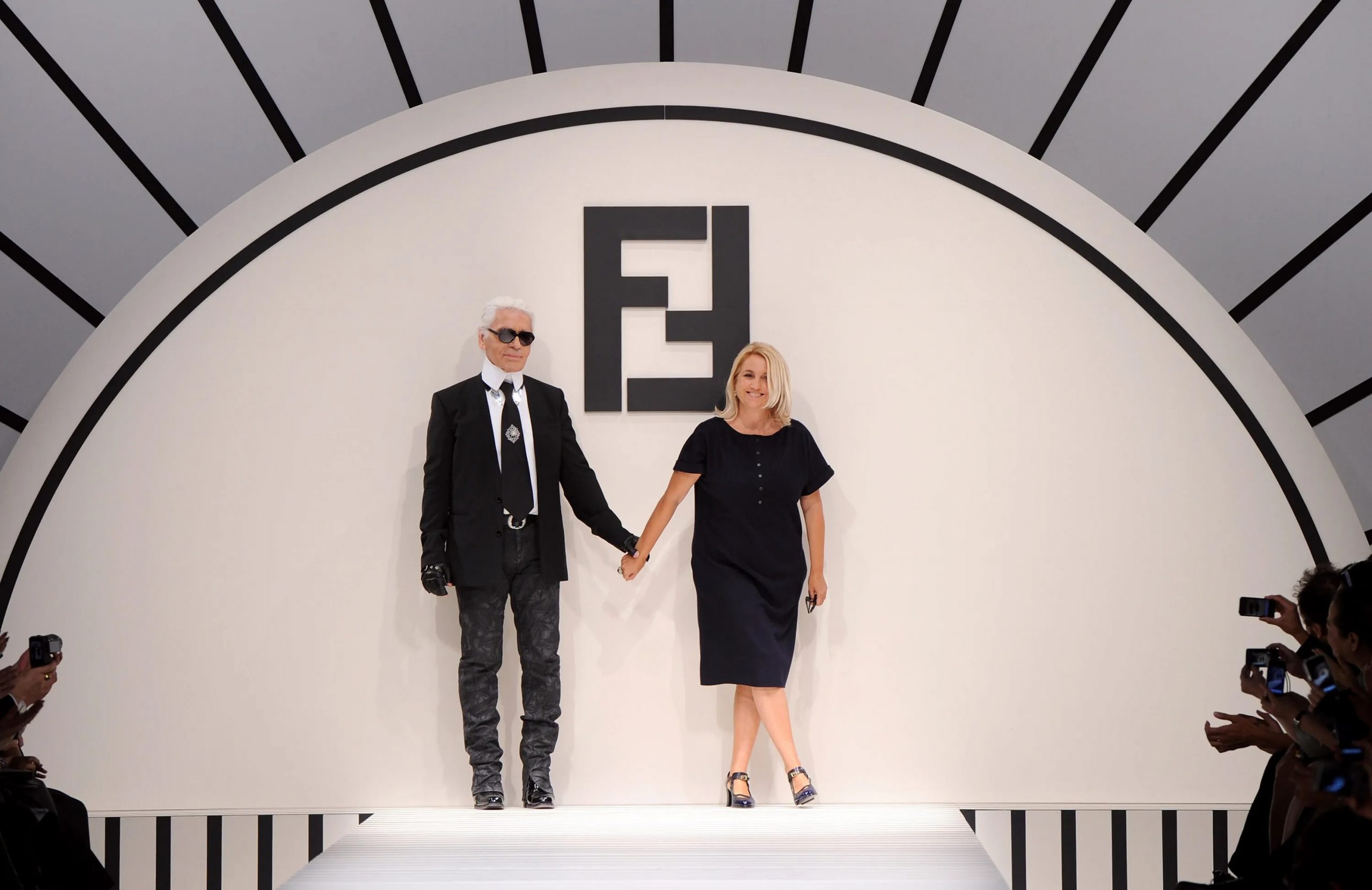 Karl Lagerfeld Silvia Venturini Fendi scaled - Fendi dưới thời Karl Lagerfeld: Nơi quy tụ những đầu não sáng tạo đỉnh cao