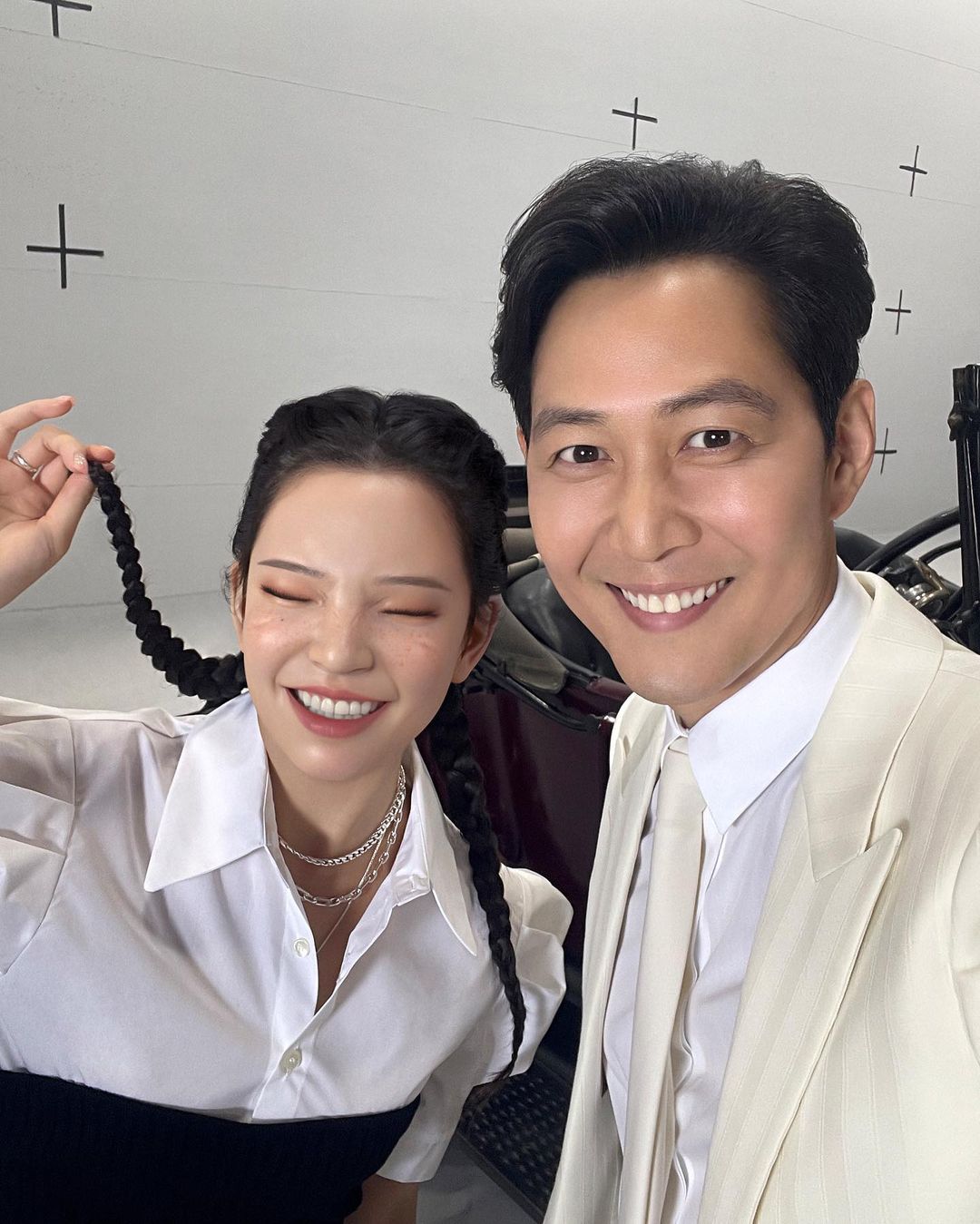 Người mẫu ảo Rozy chụp cùng Lee Jung Jae