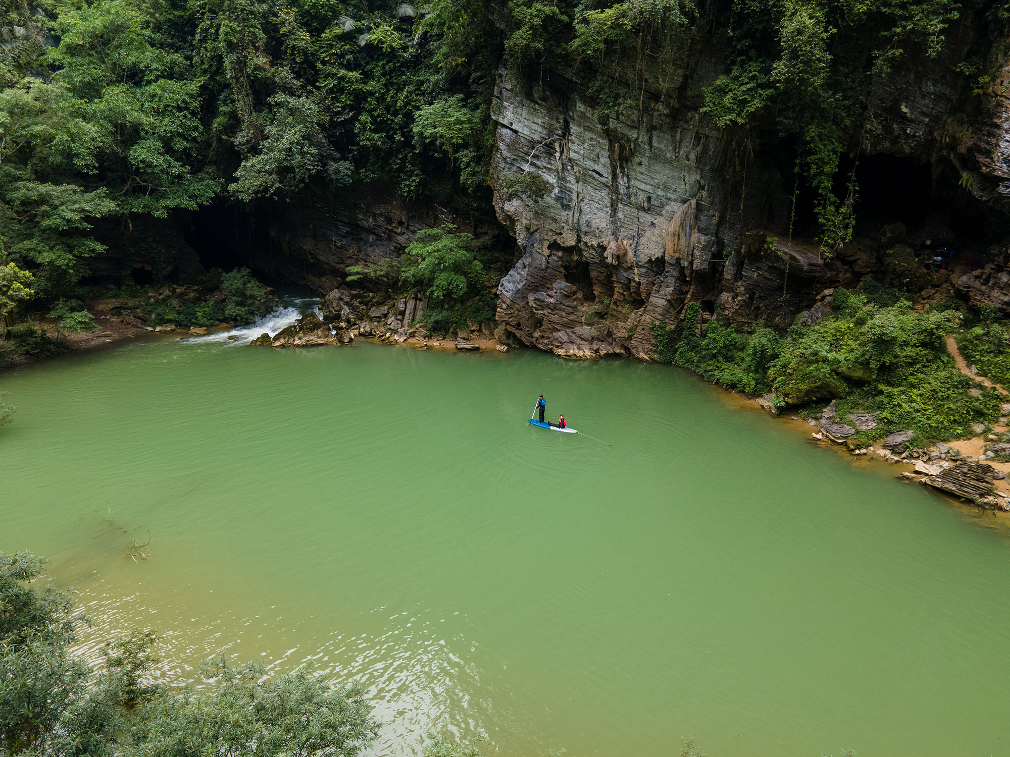 Tú Làn hồ nước trong