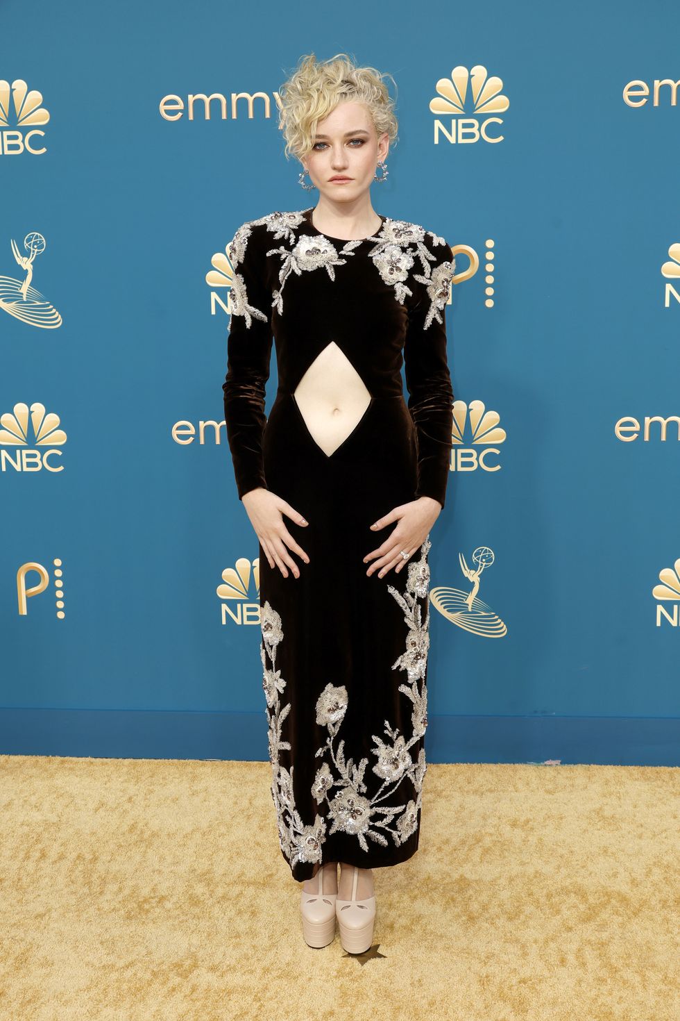 julia garner dien dam tham du emmy awards - 10 bộ cánh tinh mỹ nhất trên thảm đỏ Lễ trao giải Emmy 2022