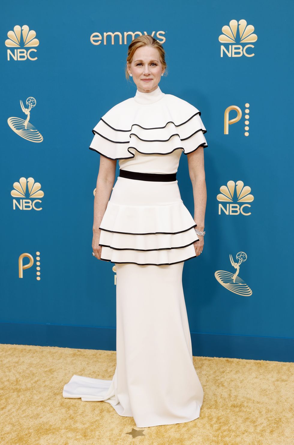 Laura Linney diện đầm trắng xếp li tại Emmy Awards 2022