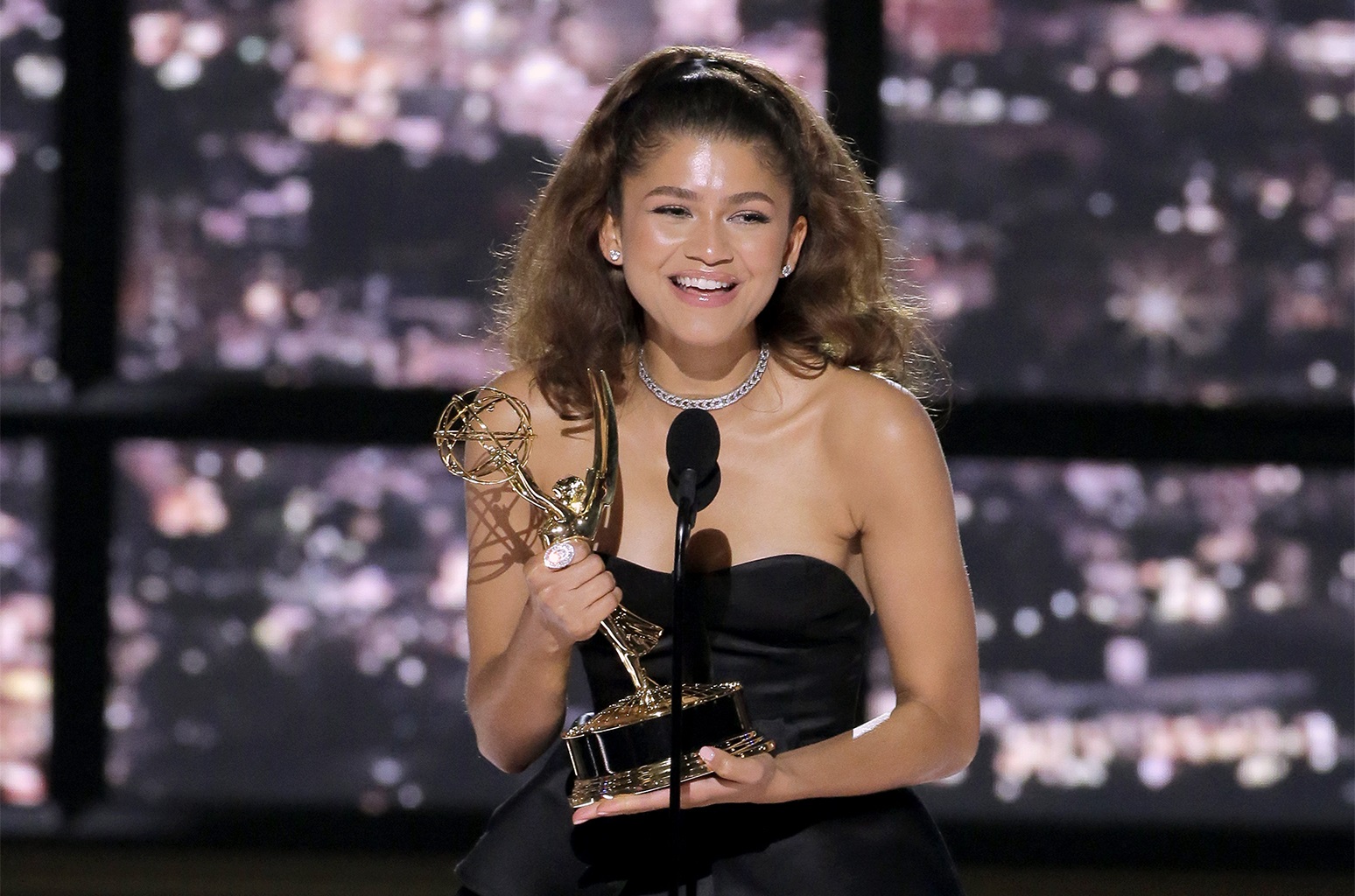 Zendaya nhận giải emmy 2022