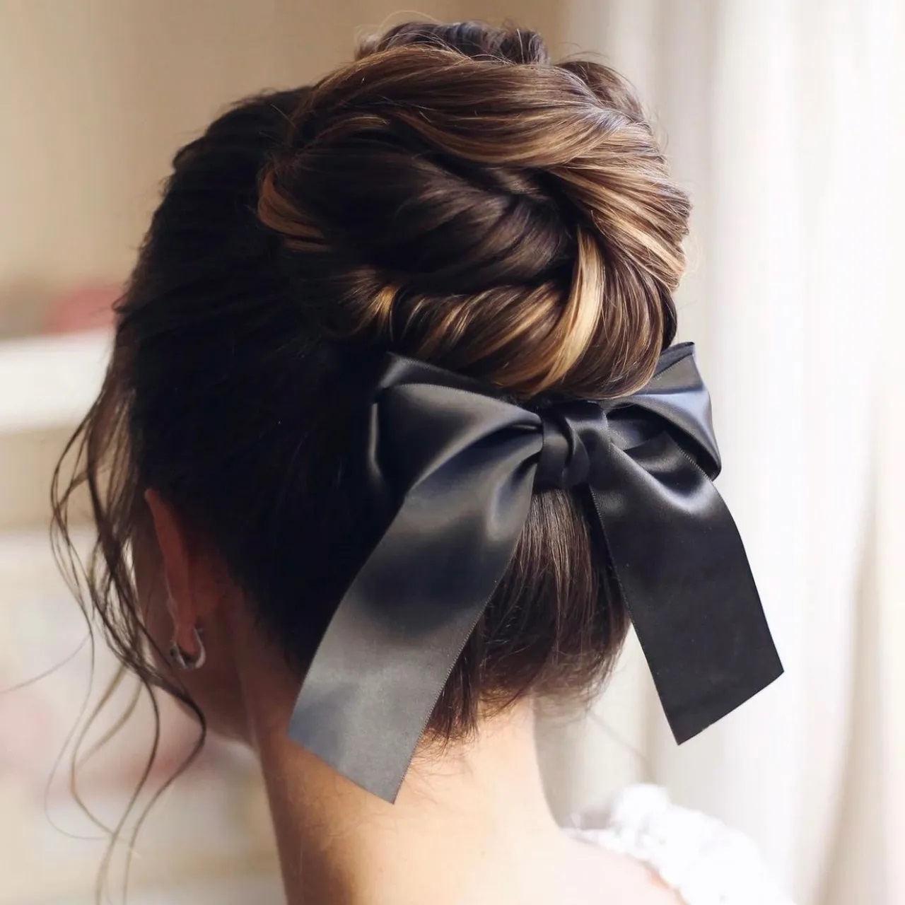 kiểu tóc cô dâu updo