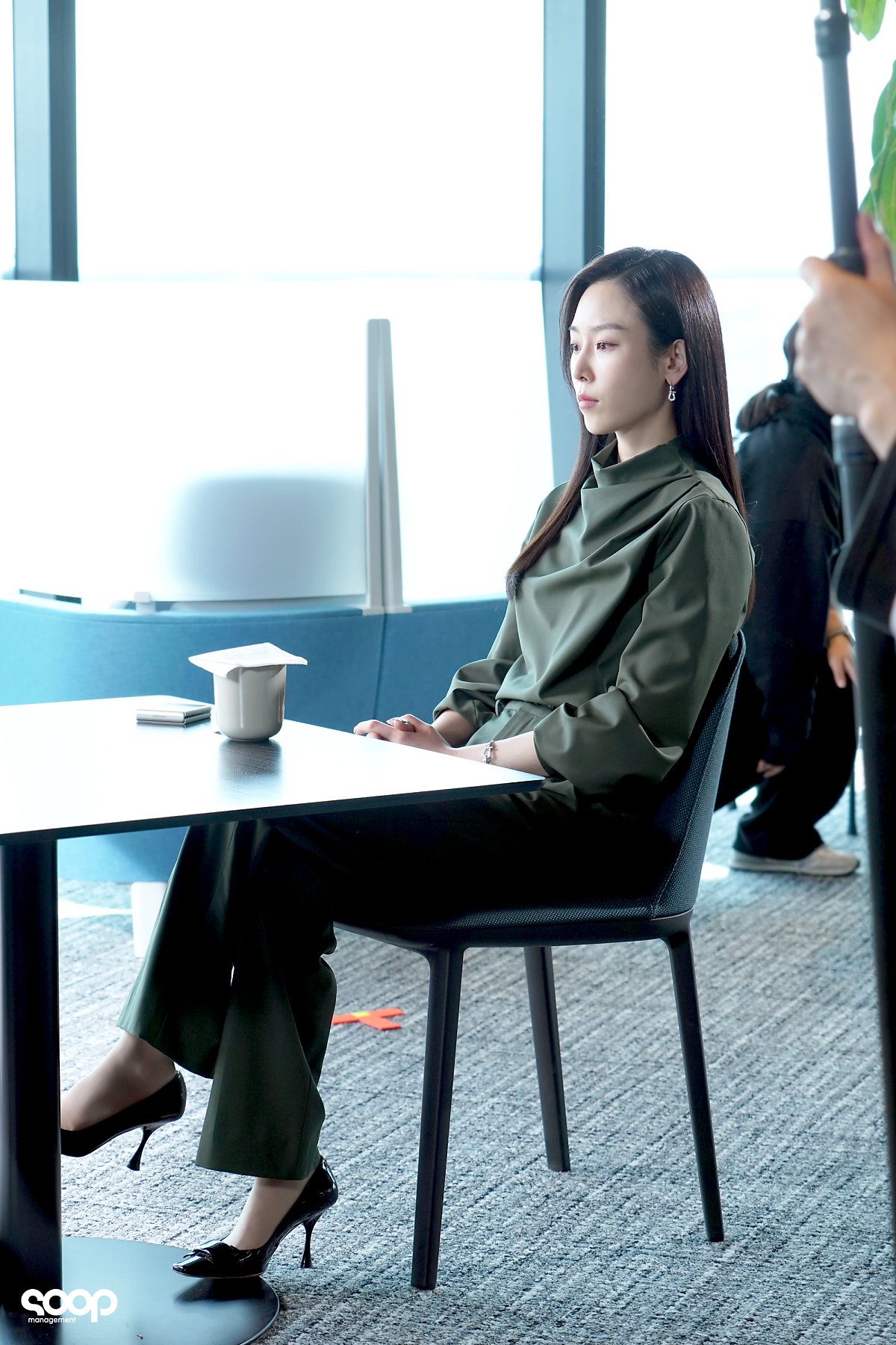 Thời trang mặc quần âu công sở của Seo Hyun Jin trong phim Why Her
