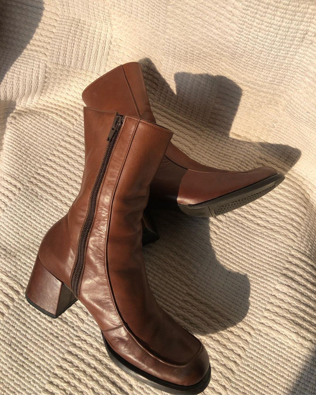 boots da nau secondhand - Bước vào mùa Thu Đông đầy phong cách với 9 cửa hàng giày da vintage sau