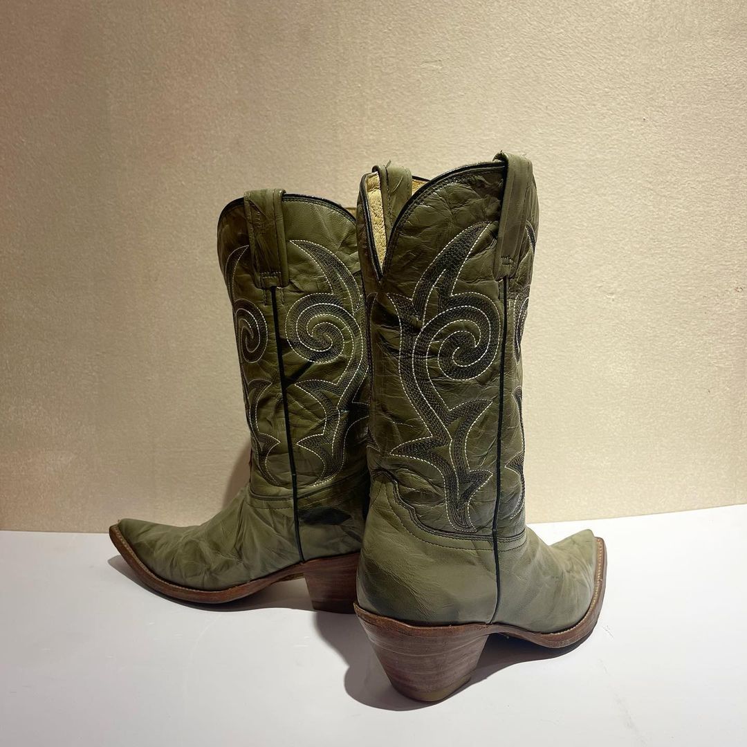 boots xanh reu hoa tiet co cay secondhand - Bước vào mùa Thu Đông đầy phong cách với 9 cửa hàng giày da vintage sau