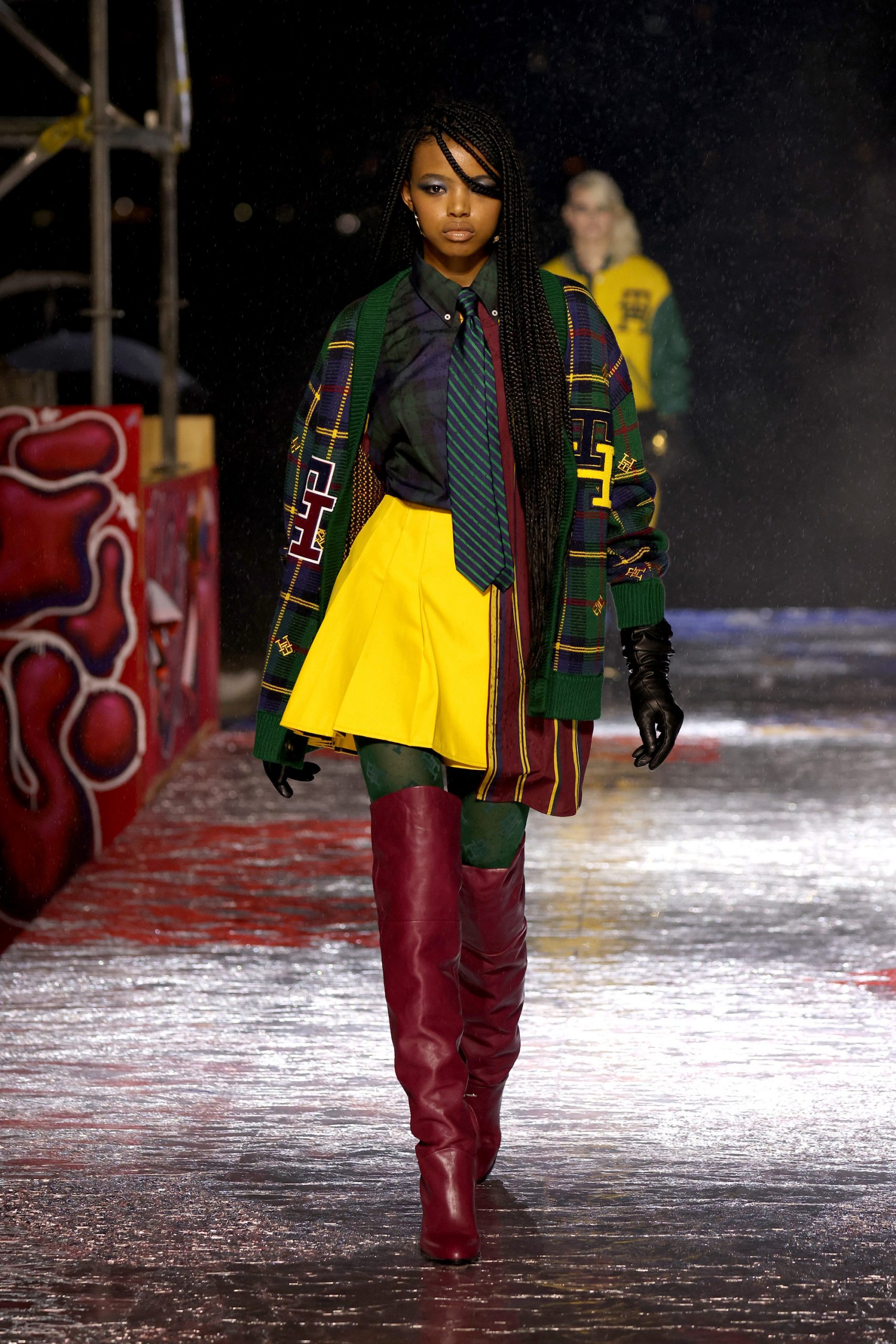 Tommy Hilfiger thách thức giới hạn thực-ảo với show diễn bùng nổ ở New York TOMMYFACTORY FA22 Runway Look 08 scaled - Tommy Hilfiger thách thức giới hạn thực-ảo với show diễn bùng nổ ở New York