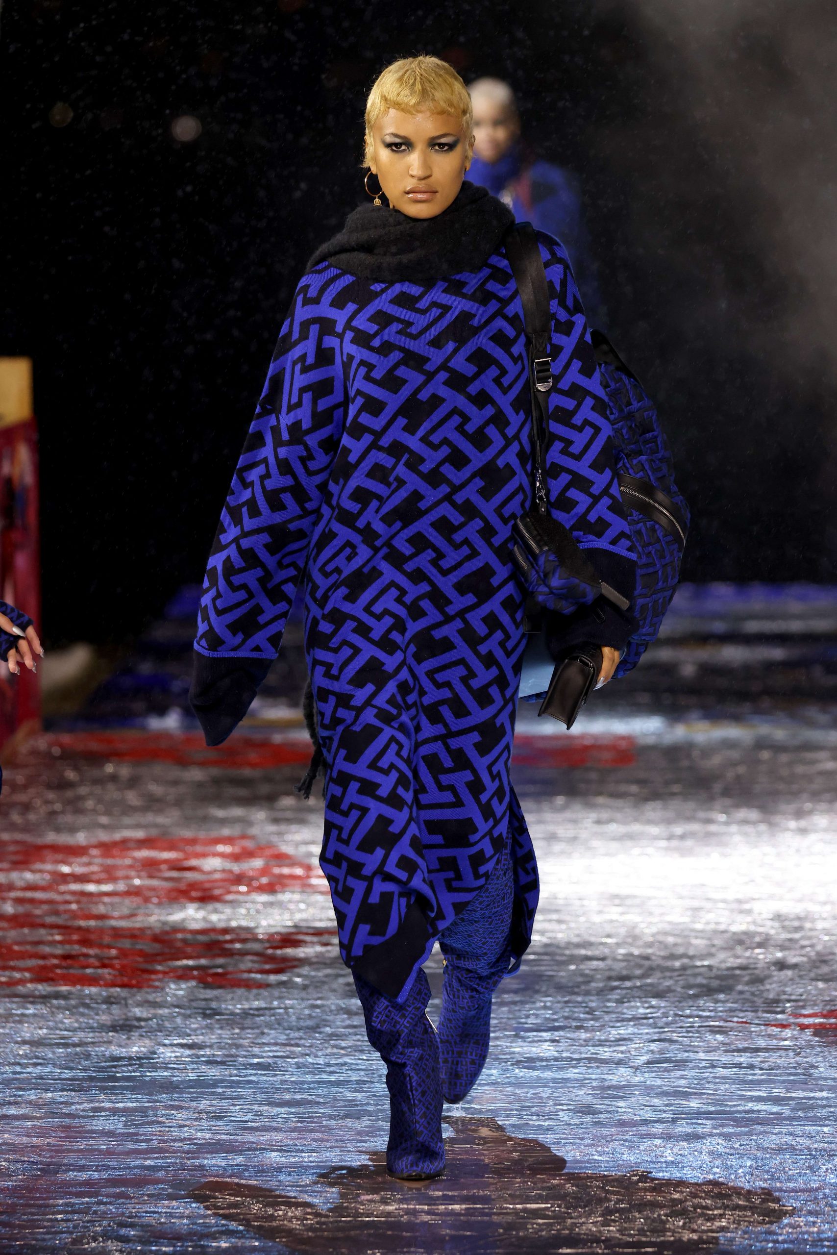 TOMMYFACTORY FA22 Runway Look 37 scaled - Tommy Hilfiger thách thức giới hạn thực-ảo với show diễn bùng nổ ở New York