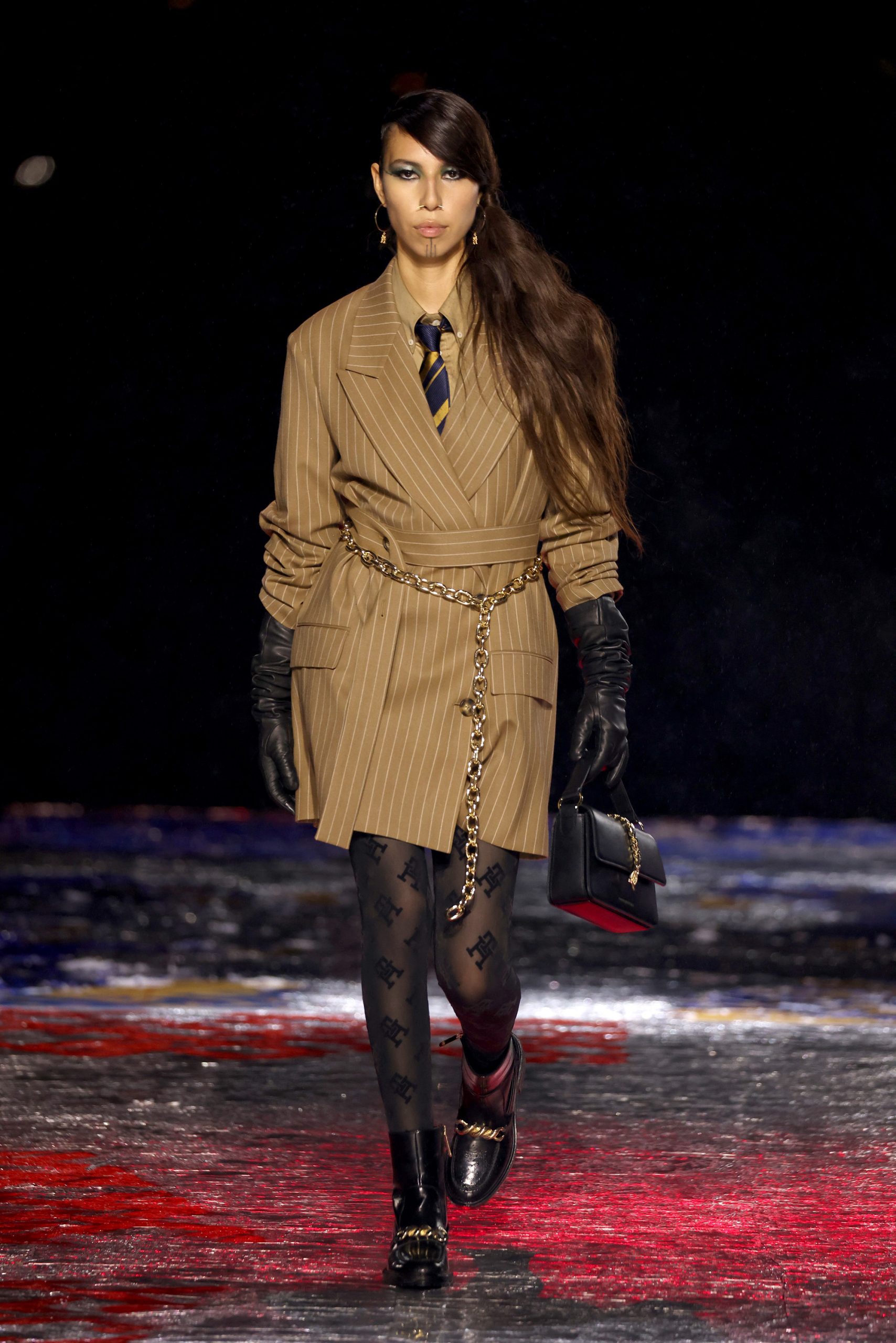 Tommy Hilfiger thách thức giới hạn thực-ảo với show diễn bùng nổ ở New York TOMMYFACTORY FA22 Runway Look 45 scaled - Tommy Hilfiger thách thức giới hạn thực-ảo với show diễn bùng nổ ở New York
