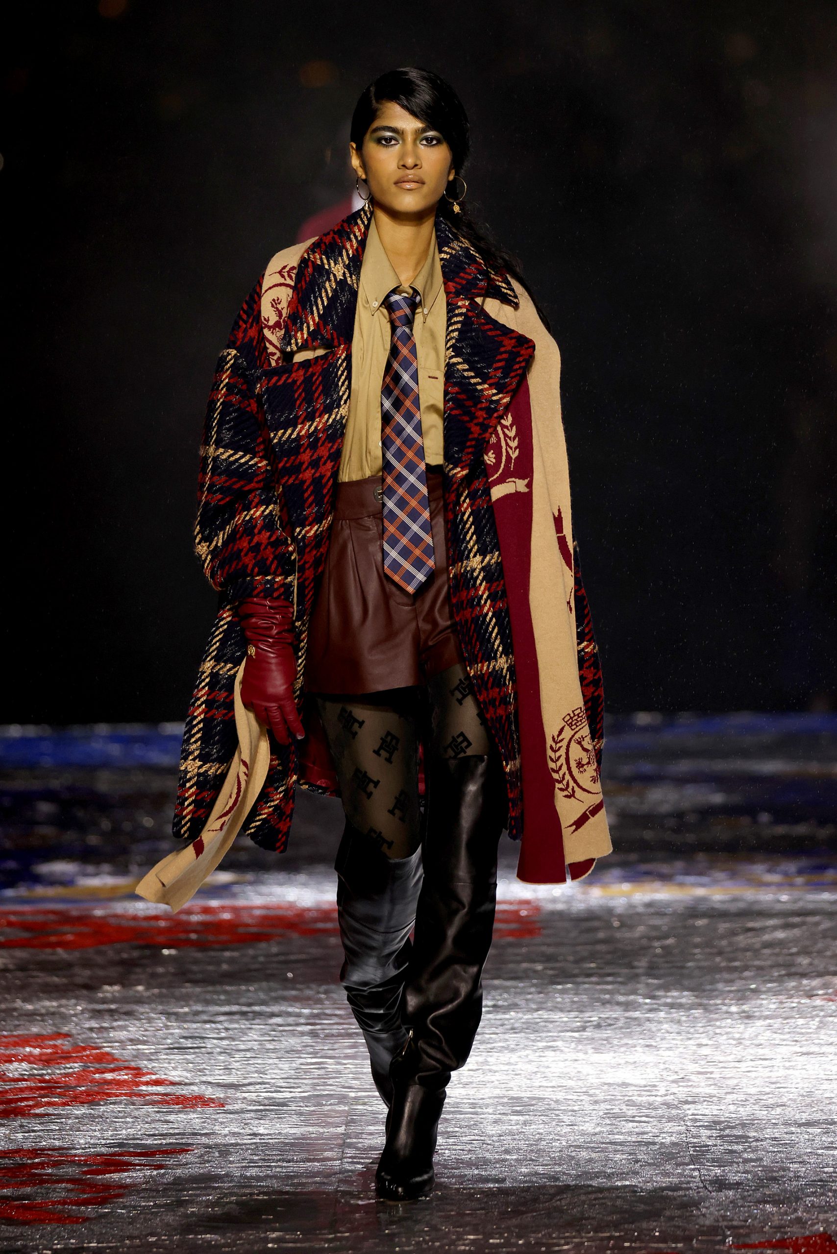 TOMMYFACTORY FA22 Runway Look 48 scaled - Tommy Hilfiger thách thức giới hạn thực-ảo với show diễn bùng nổ ở New York