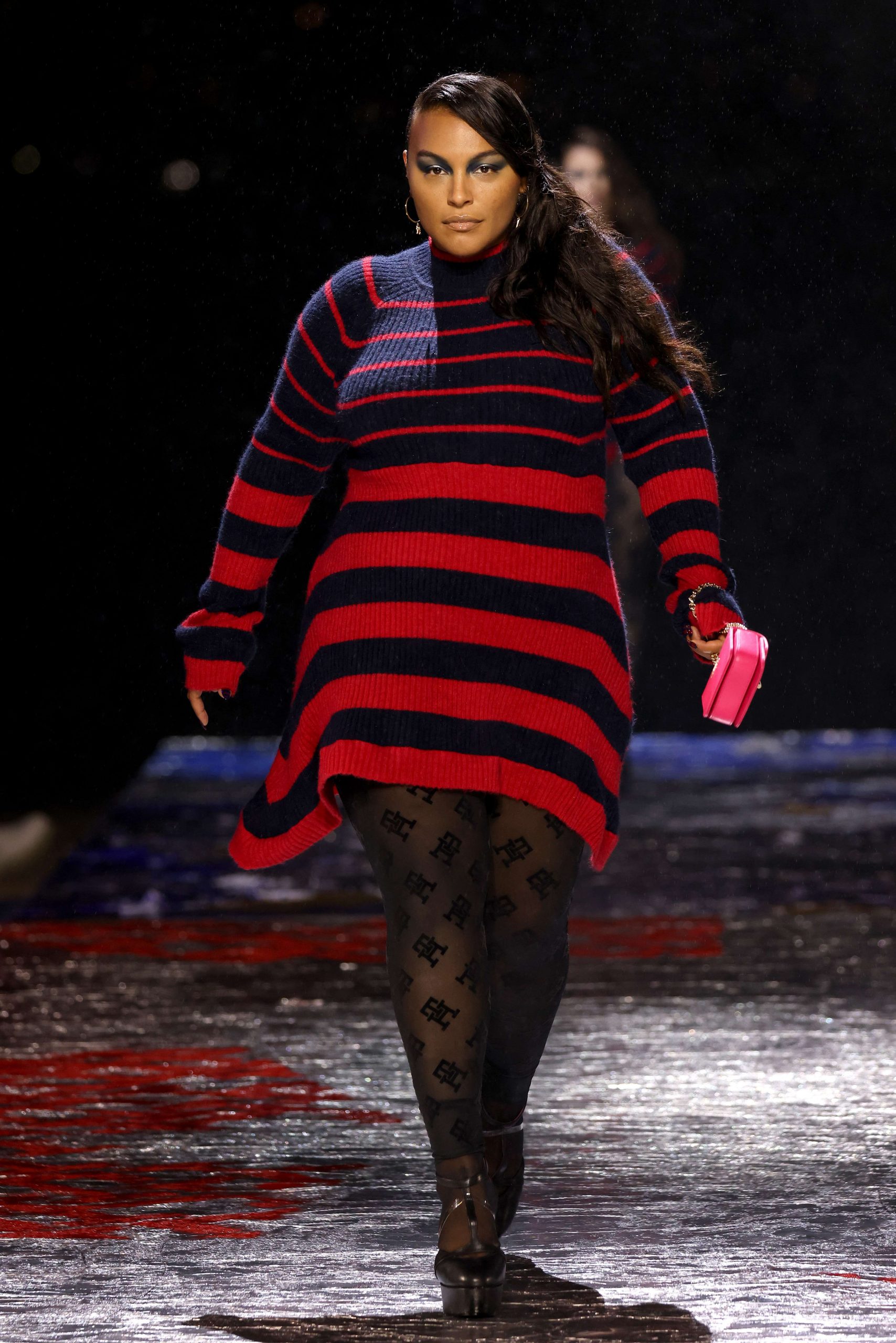 Tommy Hilfiger thách thức giới hạn thực-ảo với show diễn bùng nổ ở New York TOMMYFACTORY FA22 Runway Look 60 scaled - Tommy Hilfiger thách thức giới hạn thực-ảo với show diễn bùng nổ ở New York