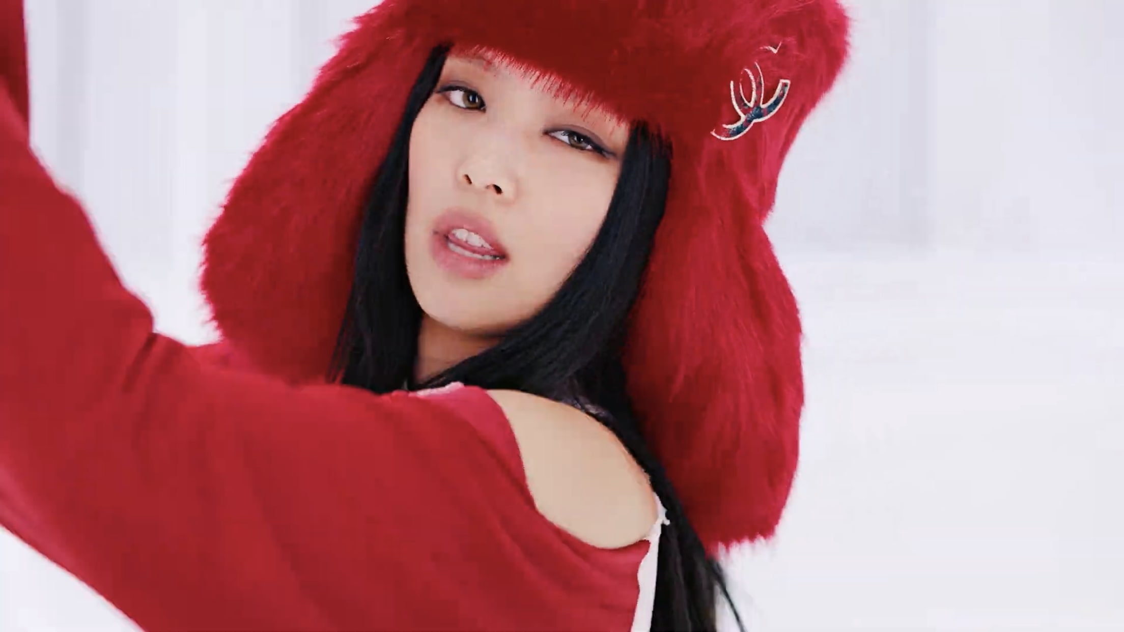 Jennie sexy với sắc đỏ