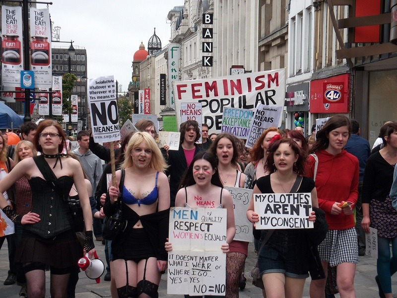 cuộc diễu hành SlutWalk chống xâm hại tình dục và đổ lỗi cho nạn nhân