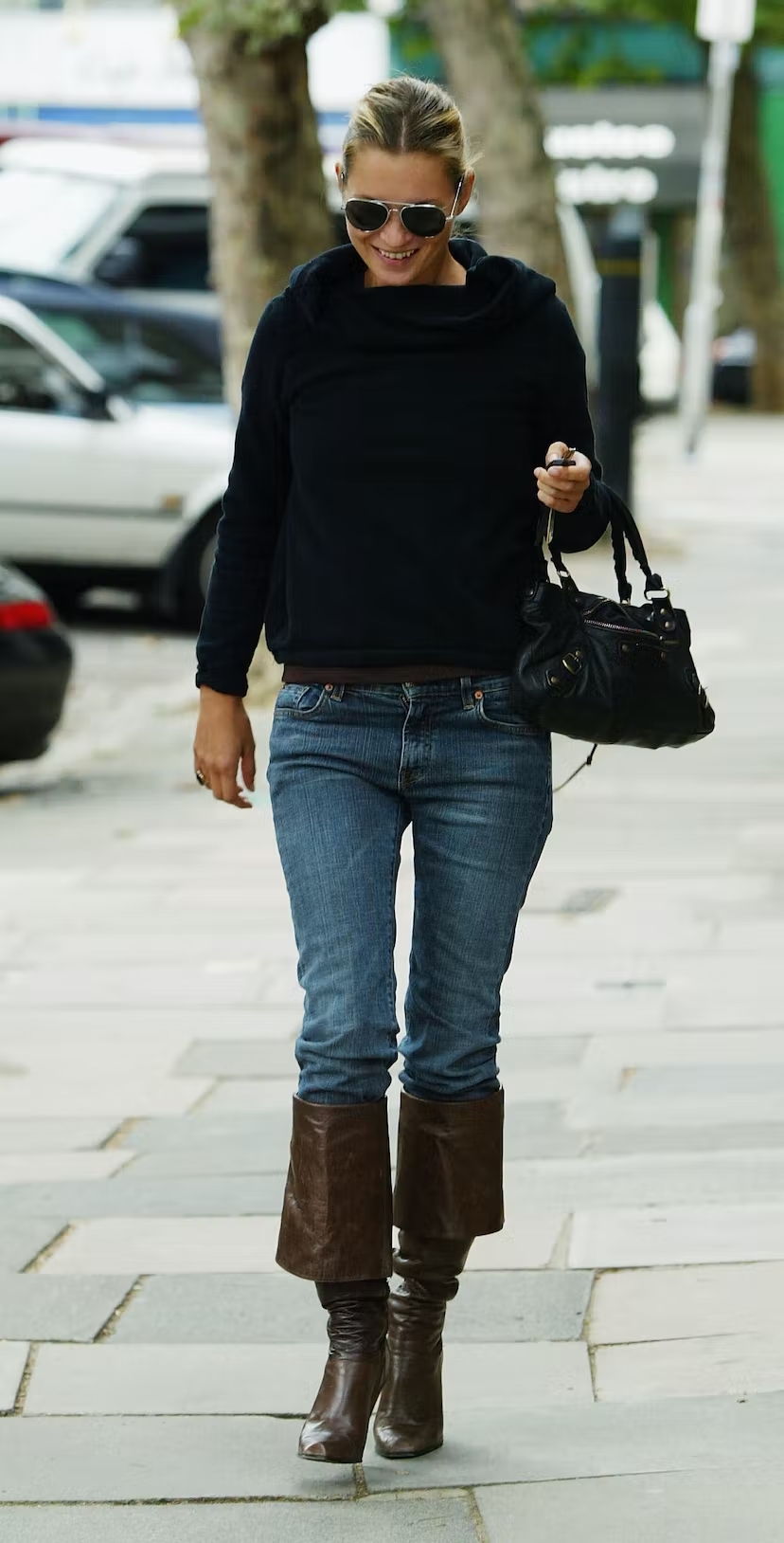 Kate Moss diện túi Balenciaga city bag màu đen