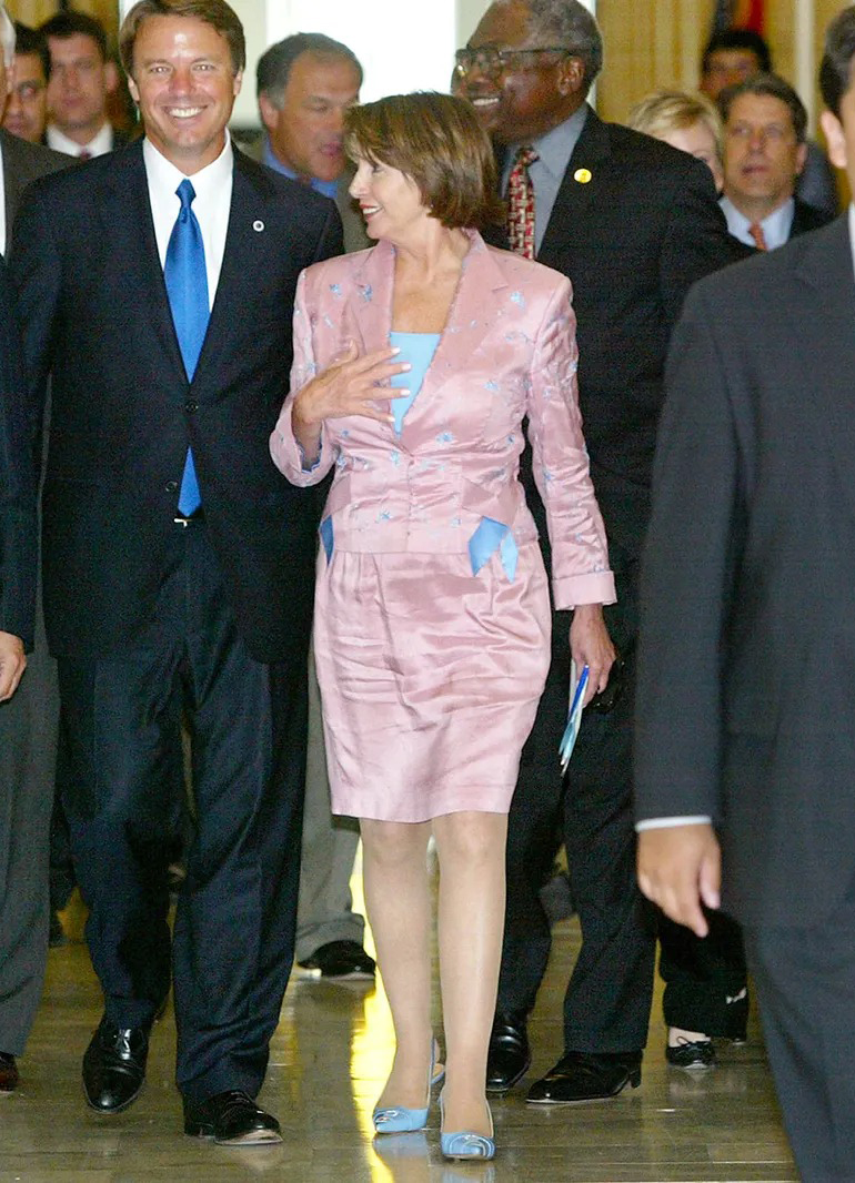 Nancy Pelosi trang phuc hong - The Pink Suit – Sức mạnh và quyền lực mềm từ bộ suit màu hồng