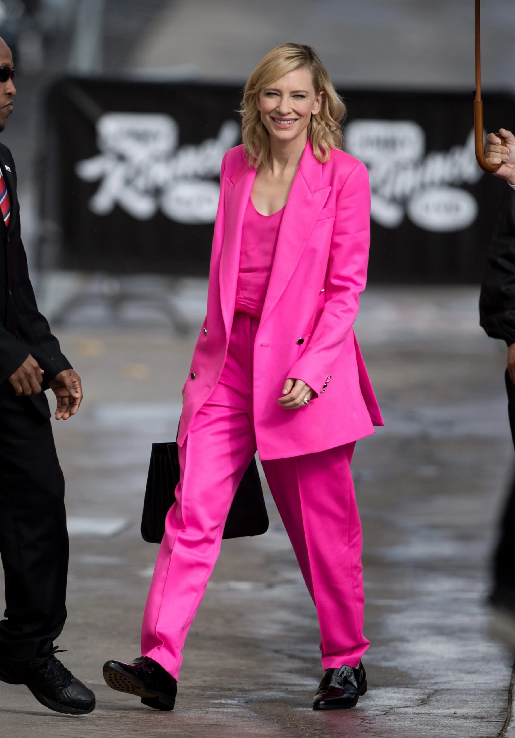 cate blanchett pink jimmy kimmel scaled - The Pink Suit – Sức mạnh và quyền lực mềm từ bộ suit màu hồng