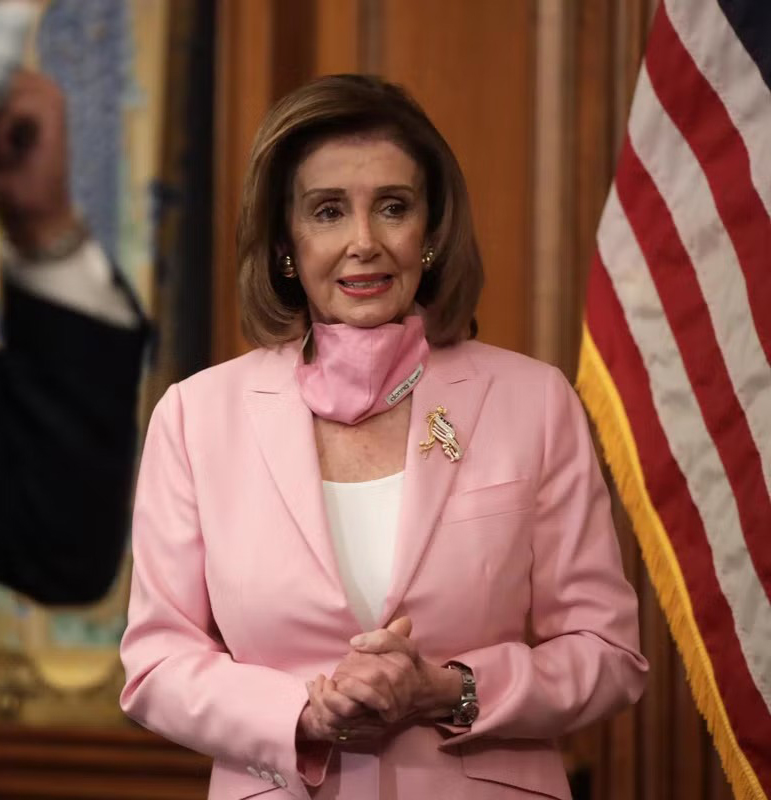 Chủ tịch Hạ viện Mỹ mặc suit hồng