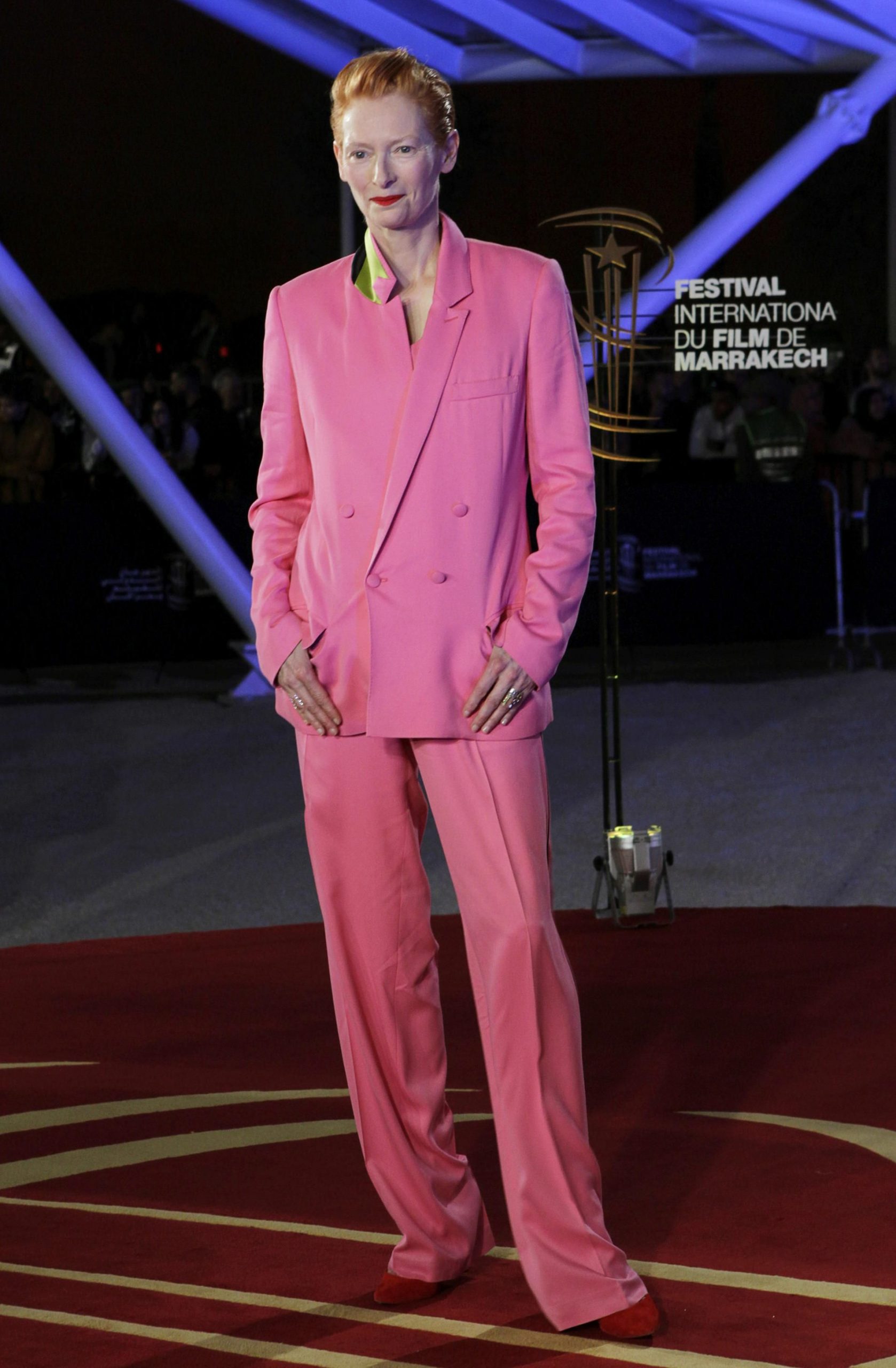 Diễn viên Tilda Swinton mặc đồ màu hồng