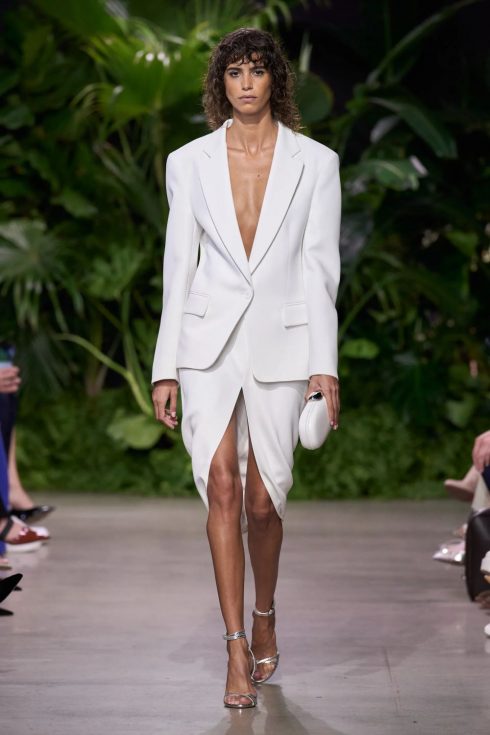 michael kors xuan he 2023 look 01 490x735 - Michael Kors Xuân-Hè 2023: Sự phóng khoáng của những người phụ nữ thành thị