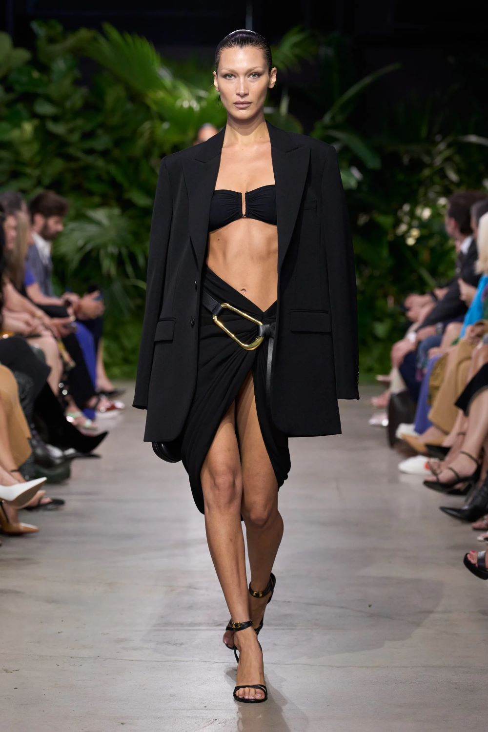 Michael Kors Xuân-Hè 2023: Sự phóng khoáng của những người phụ nữ thành thị michael kors xuan he 2023 look 02 - Michael Kors Xuân-Hè 2023: Sự phóng khoáng của những người phụ nữ thành thị