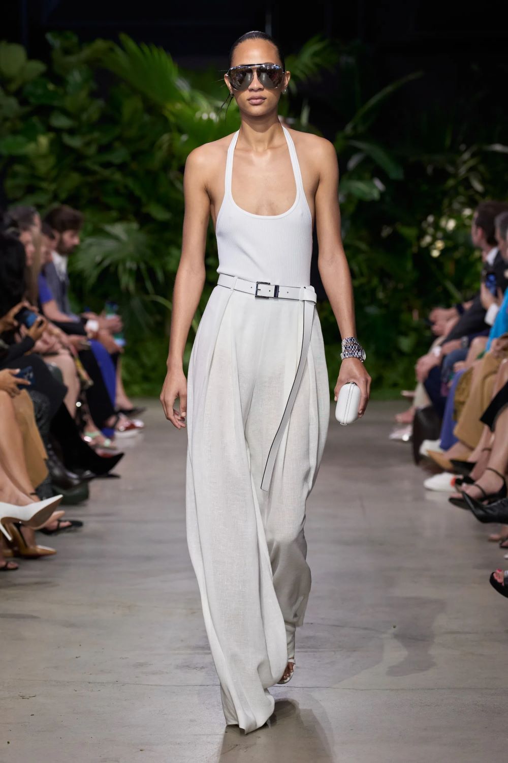 michael kors xuan he 2023 look 03 - Michael Kors Xuân-Hè 2023: Sự phóng khoáng của những người phụ nữ thành thị