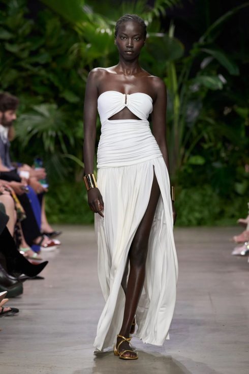 michael kors xuan he 2023 look 05 490x735 - Michael Kors Xuân-Hè 2023: Sự phóng khoáng của những người phụ nữ thành thị