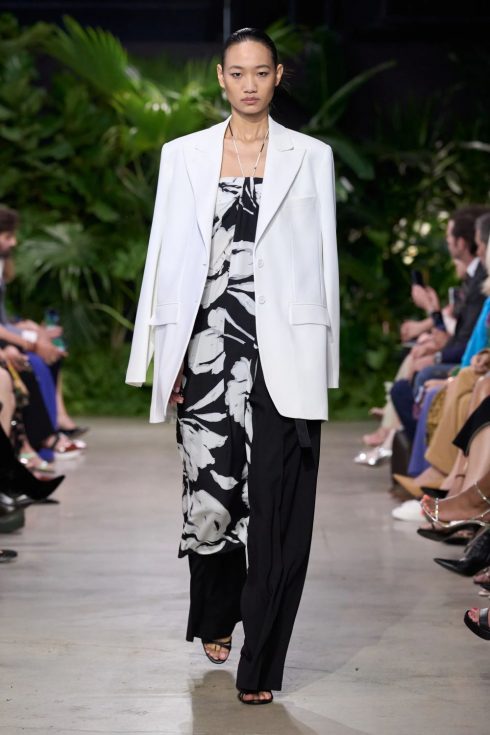 michael kors xuan he 2023 look 06 490x735 - Michael Kors Xuân-Hè 2023: Sự phóng khoáng của những người phụ nữ thành thị