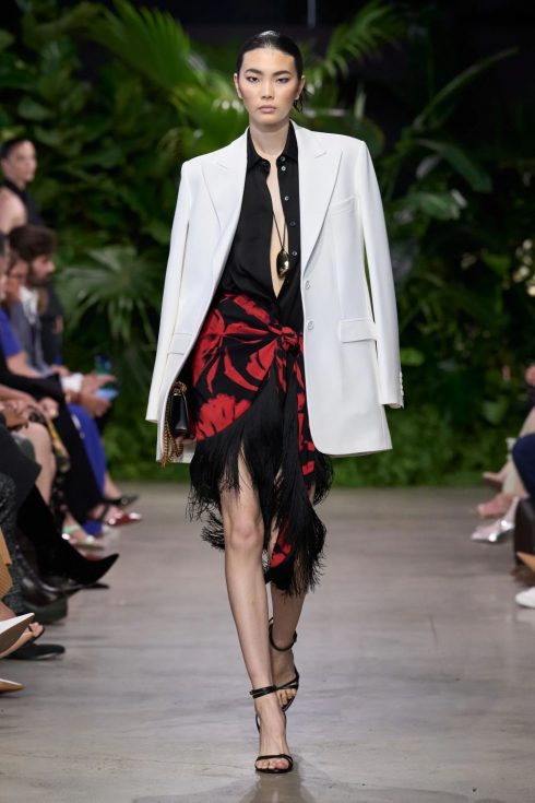 michael kors xuan he 2023 look 11 490x735 - Michael Kors Xuân-Hè 2023: Sự phóng khoáng của những người phụ nữ thành thị