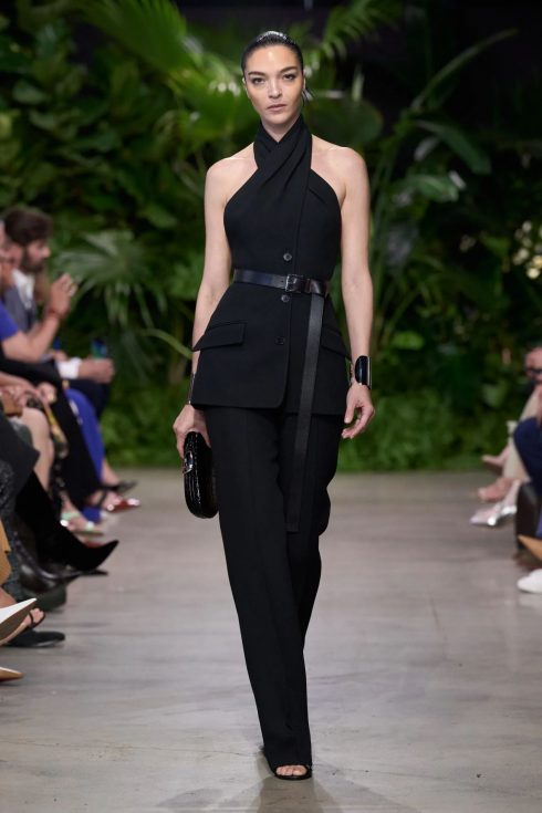michael kors xuan he 2023 look 12 490x735 - Michael Kors Xuân-Hè 2023: Sự phóng khoáng của những người phụ nữ thành thị