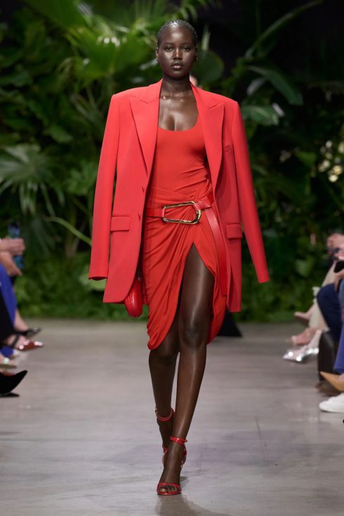 michael kors xuan he 2023 look 13 490x735 - Michael Kors Xuân-Hè 2023: Sự phóng khoáng của những người phụ nữ thành thị