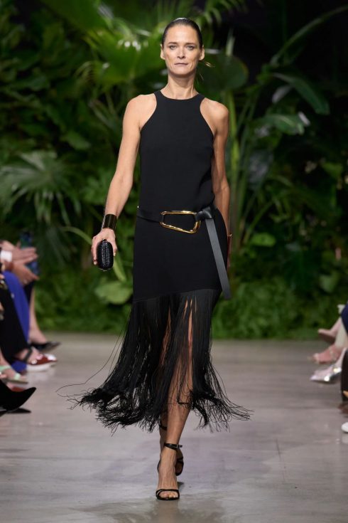 michael kors xuan he 2023 look 7 490x735 - Michael Kors Xuân-Hè 2023: Sự phóng khoáng của những người phụ nữ thành thị