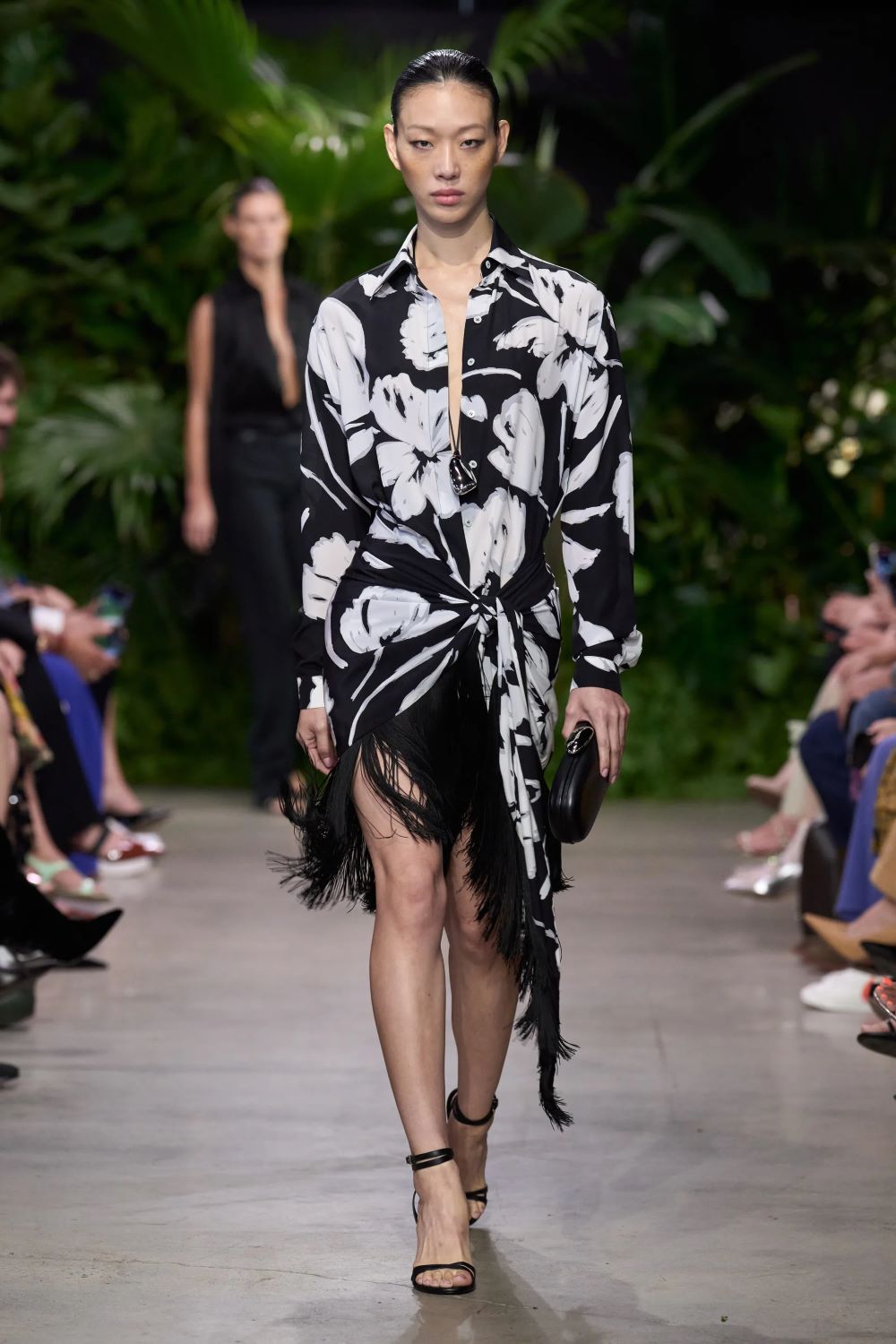 michael kors xuan he 2023 look 8 - Michael Kors Xuân-Hè 2023: Sự phóng khoáng của những người phụ nữ thành thị