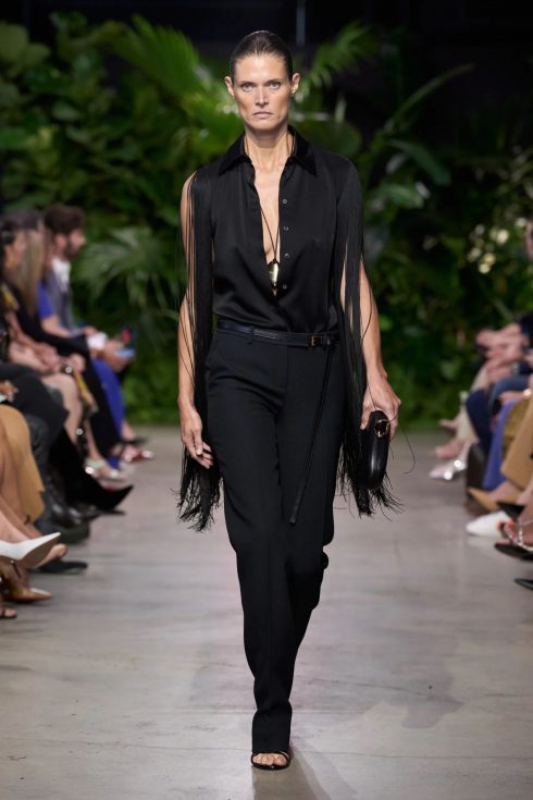michael kors xuan he 2023 look 9 490x735 - Michael Kors Xuân-Hè 2023: Sự phóng khoáng của những người phụ nữ thành thị