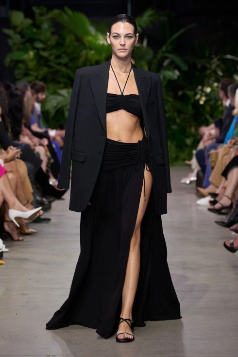 mk xuan he 2023 look 14 490x735 - Michael Kors Xuân-Hè 2023: Sự phóng khoáng của những người phụ nữ thành thị
