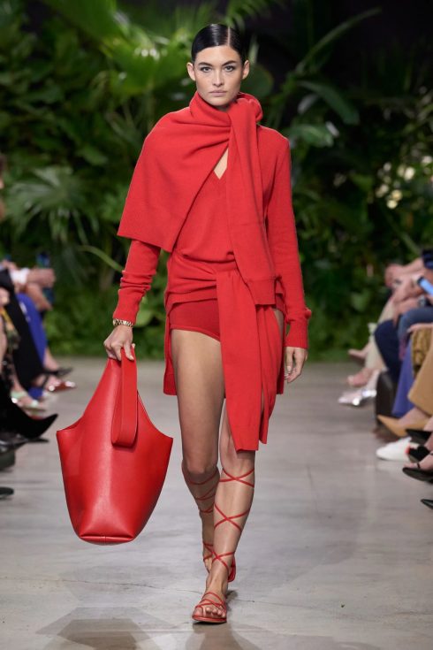 mk xuan he 2023 look 15 490x735 - Michael Kors Xuân-Hè 2023: Sự phóng khoáng của những người phụ nữ thành thị
