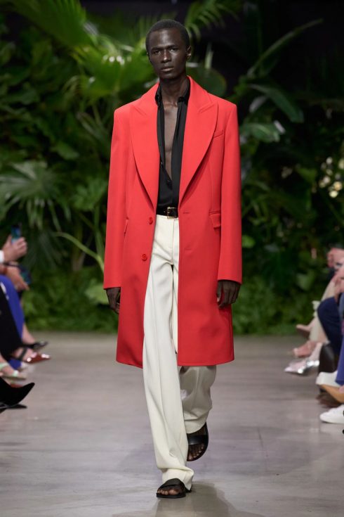 mk xuan he 2023 look 17 490x735 - Michael Kors Xuân-Hè 2023: Sự phóng khoáng của những người phụ nữ thành thị