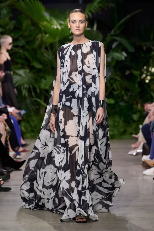 mk xuan he 2023 look 18 490x735 - Michael Kors Xuân-Hè 2023: Sự phóng khoáng của những người phụ nữ thành thị