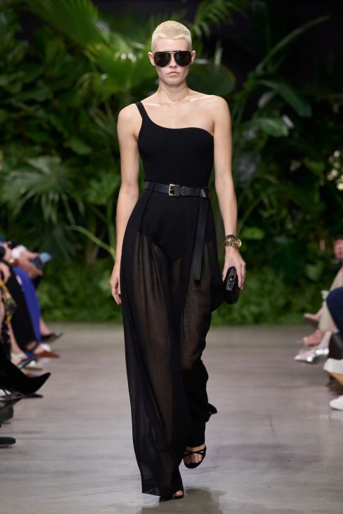 mk xuan he 2023 look 19 490x735 - Michael Kors Xuân-Hè 2023: Sự phóng khoáng của những người phụ nữ thành thị