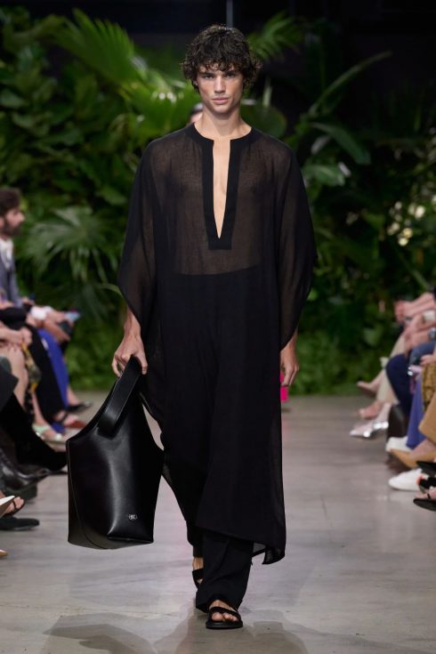 mk xuan he 2023 look 20 490x735 - Michael Kors Xuân-Hè 2023: Sự phóng khoáng của những người phụ nữ thành thị